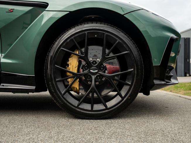 ASTON MARTIN Dbx Photo 4