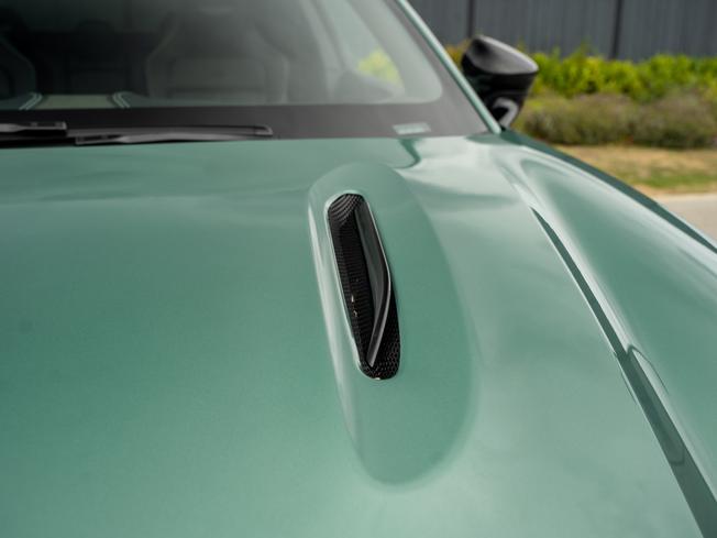 ASTON MARTIN Dbx Photo 46