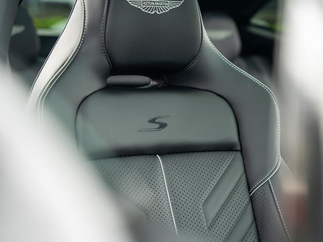 ASTON MARTIN Dbx Photo 5