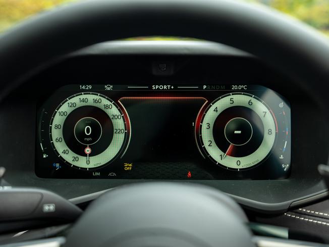 ASTON MARTIN Dbx Photo 6