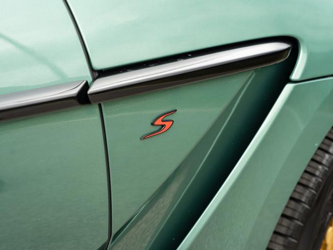 ASTON MARTIN Dbx Photo 9