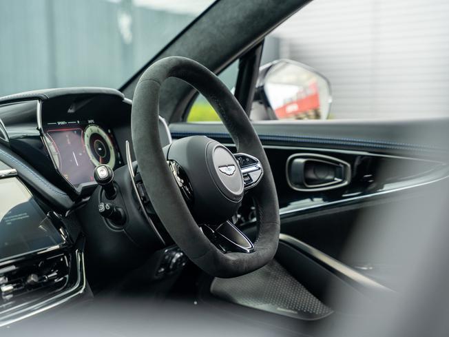 ASTON MARTIN Dbx Photo 32