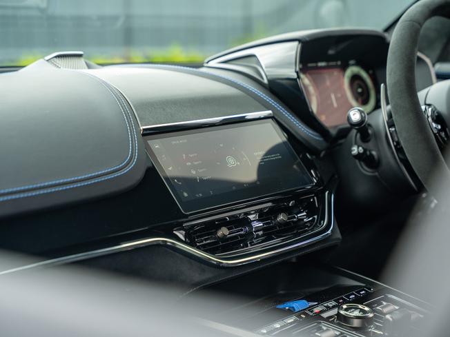 ASTON MARTIN Dbx Photo 33