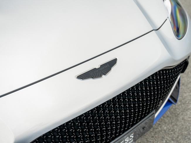 ASTON MARTIN Dbx Photo 47