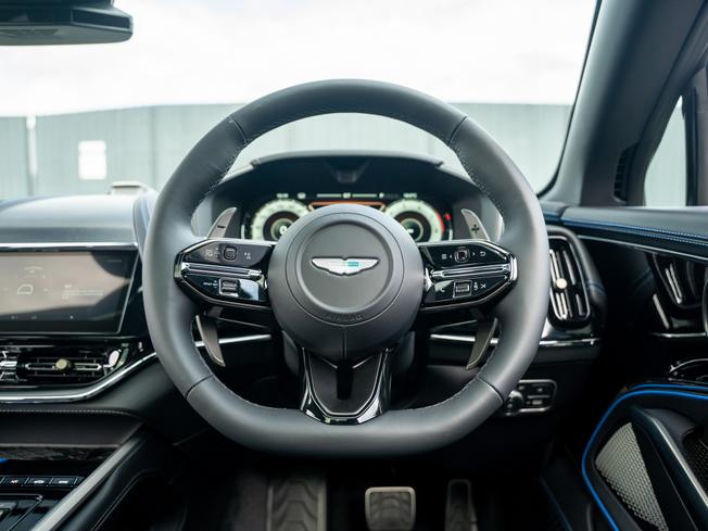 ASTON MARTIN Dbx Photo 11