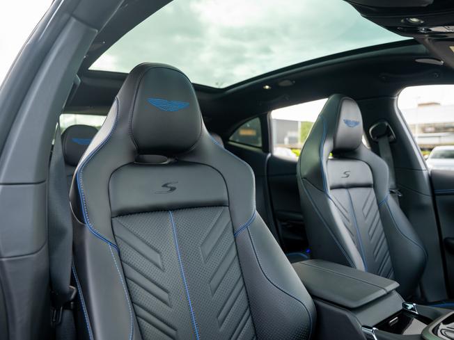 ASTON MARTIN Dbx Photo 12