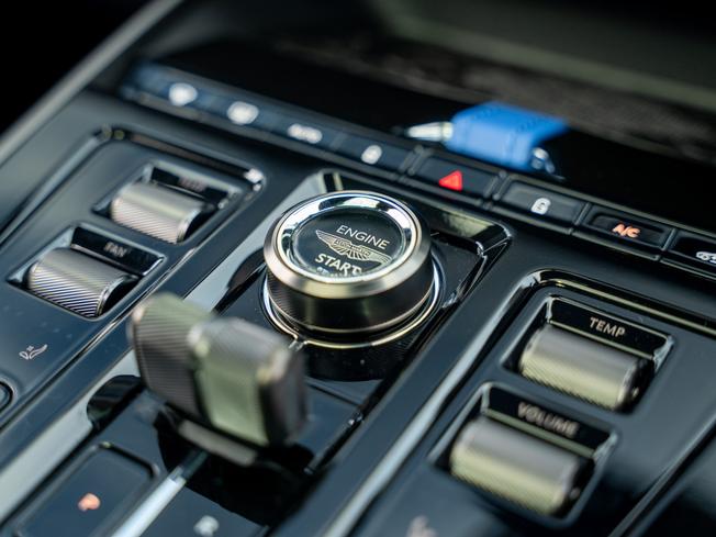 ASTON MARTIN Dbx Photo 14