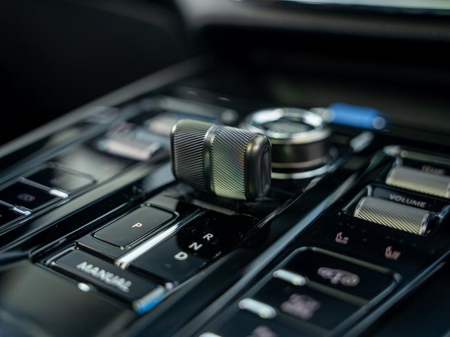 ASTON MARTIN Dbx Photo 15