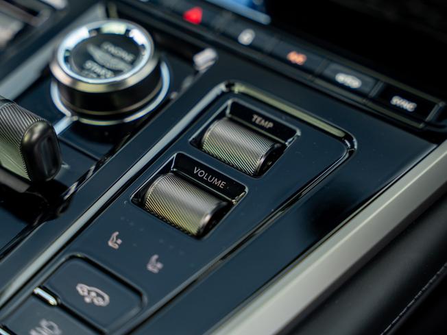 ASTON MARTIN Dbx Photo 16