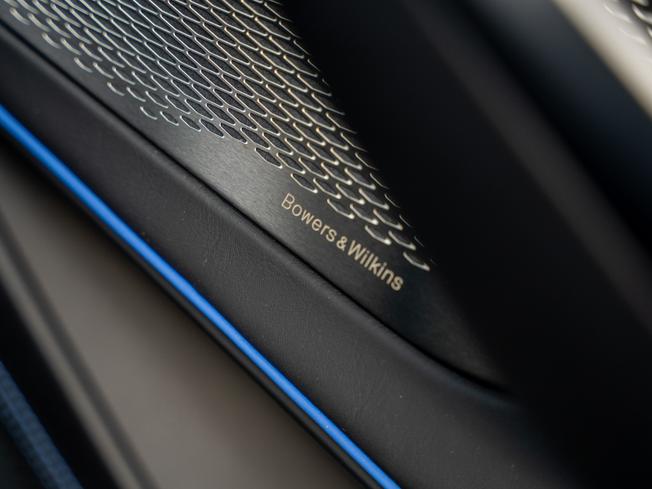 ASTON MARTIN Dbx Photo 18