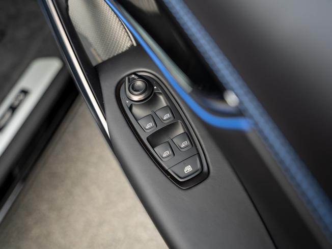 ASTON MARTIN Dbx Photo 19