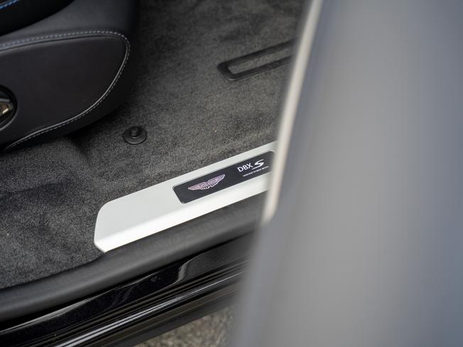 ASTON MARTIN Dbx Photo 20