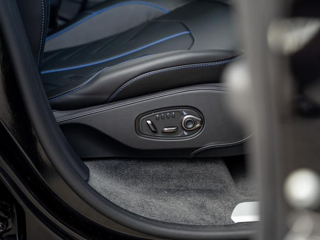 ASTON MARTIN Dbx Photo 21