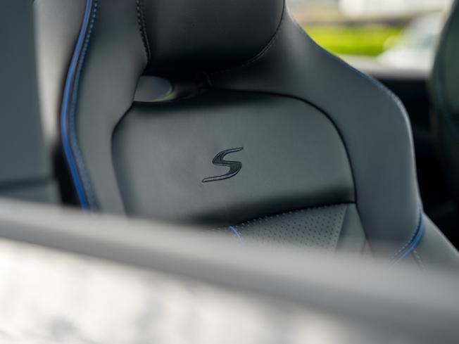 ASTON MARTIN Dbx Photo 22