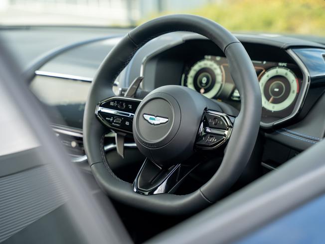 ASTON MARTIN Dbx Photo 23