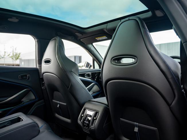 ASTON MARTIN Dbx Photo 24