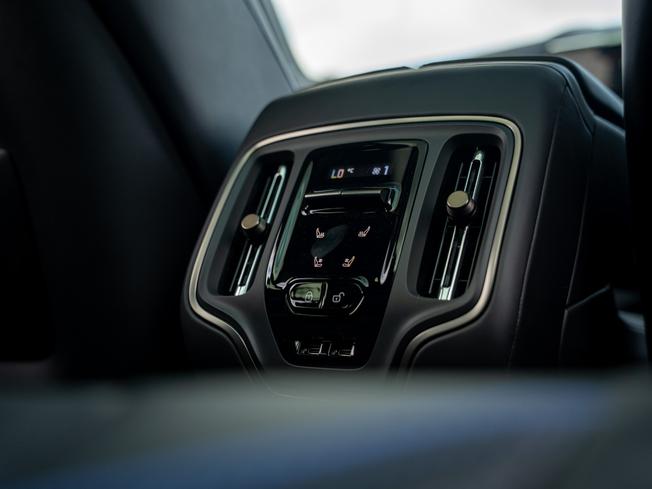 ASTON MARTIN Dbx Photo 26