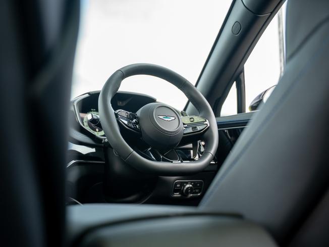 ASTON MARTIN Dbx Photo 27