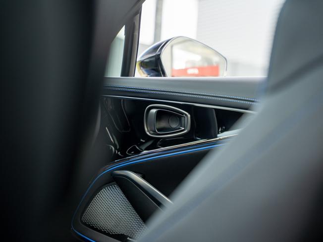 ASTON MARTIN Dbx Photo 28