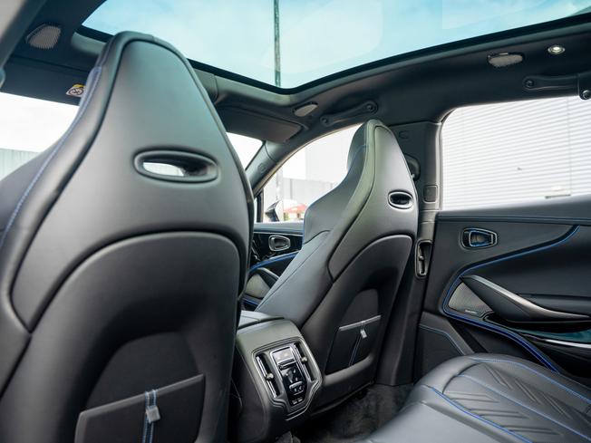 ASTON MARTIN Dbx Photo 29