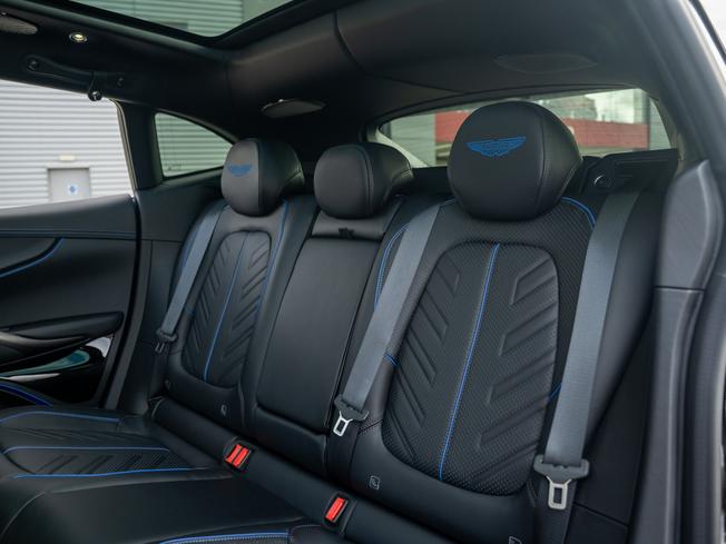 ASTON MARTIN Dbx Photo 30