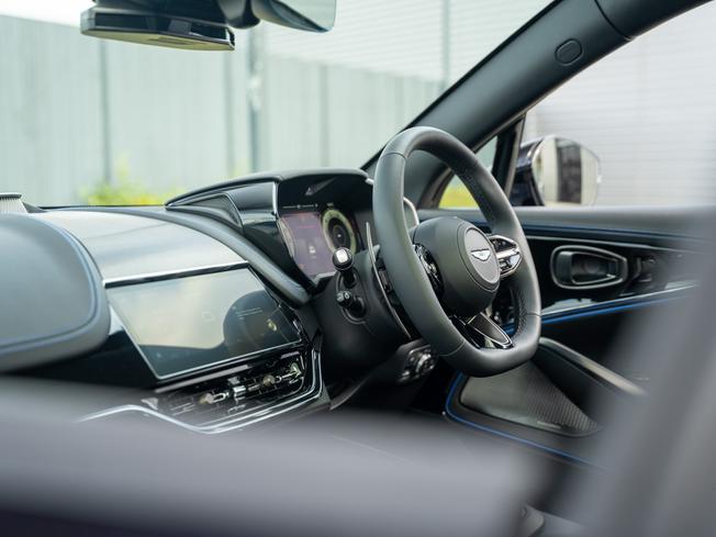 ASTON MARTIN Dbx Photo 31
