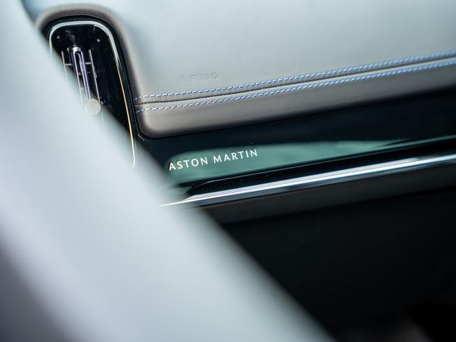ASTON MARTIN Dbx Photo 32