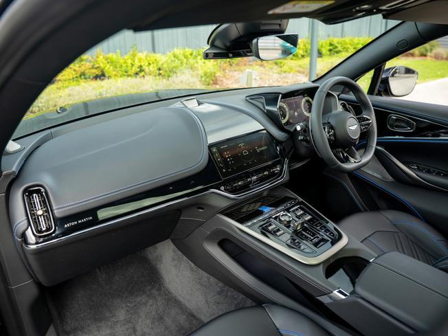 ASTON MARTIN Dbx Photo 33