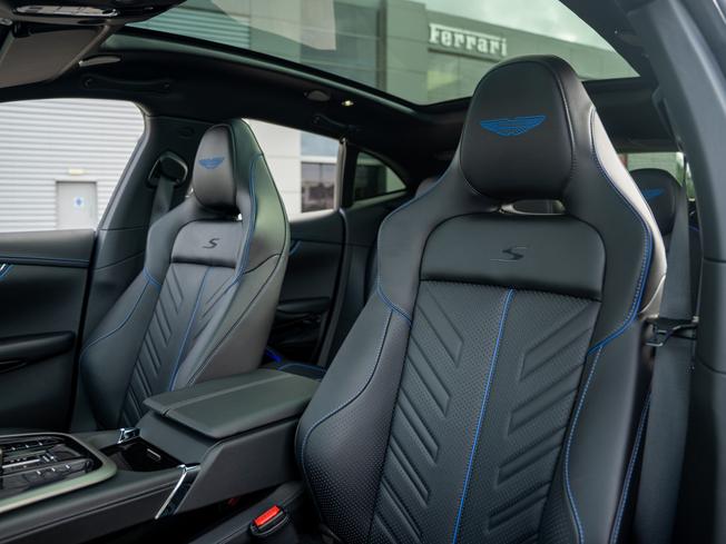 ASTON MARTIN Dbx Photo 34