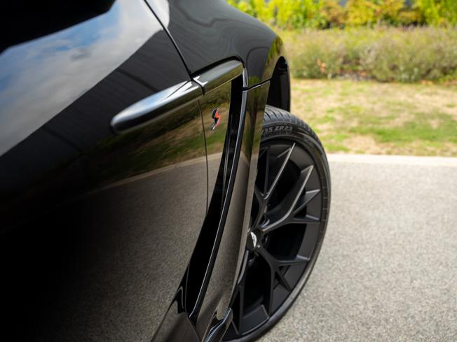 ASTON MARTIN Dbx Photo 35