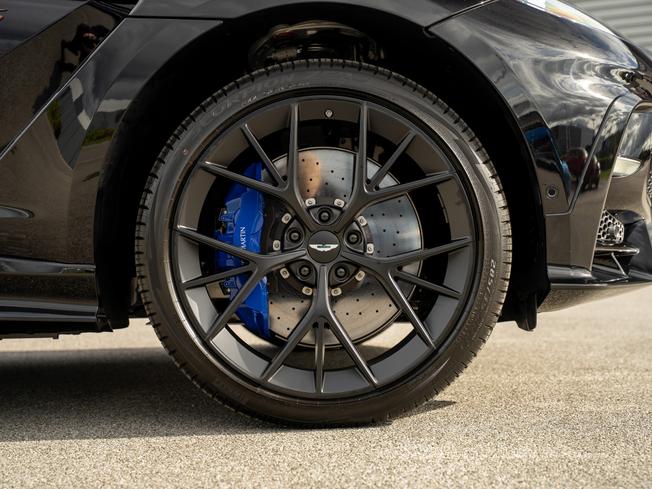 ASTON MARTIN Dbx Photo 4