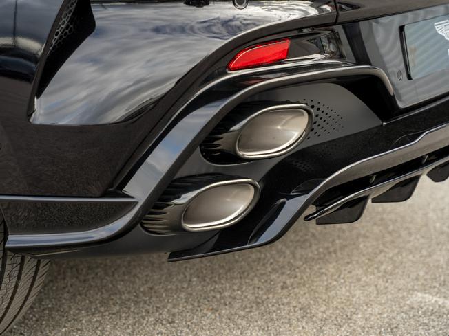 ASTON MARTIN Dbx Photo 40