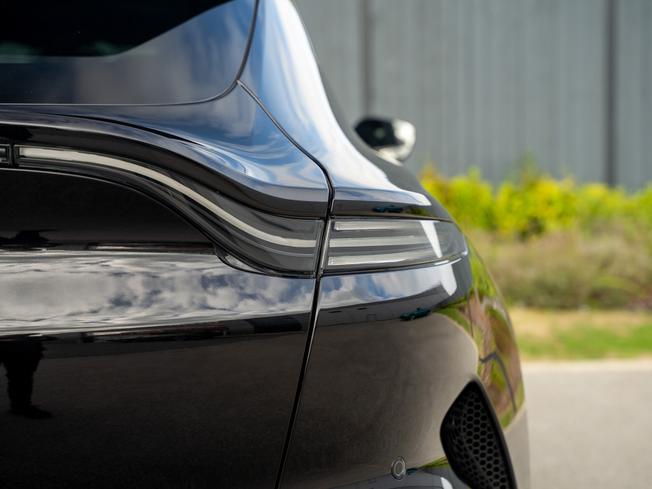 ASTON MARTIN Dbx Photo 41