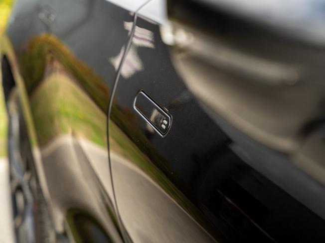 ASTON MARTIN Dbx Photo 43
