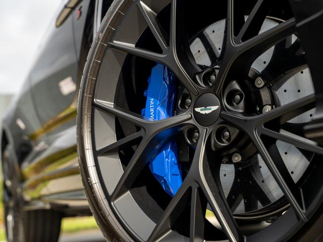ASTON MARTIN Dbx Photo 48