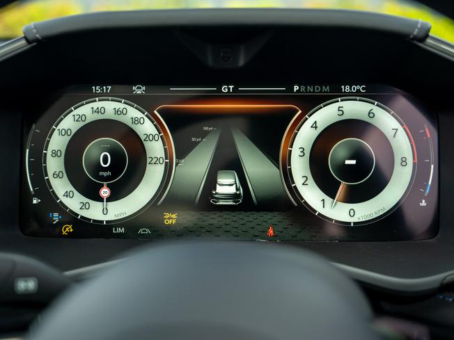 ASTON MARTIN Dbx Photo 6