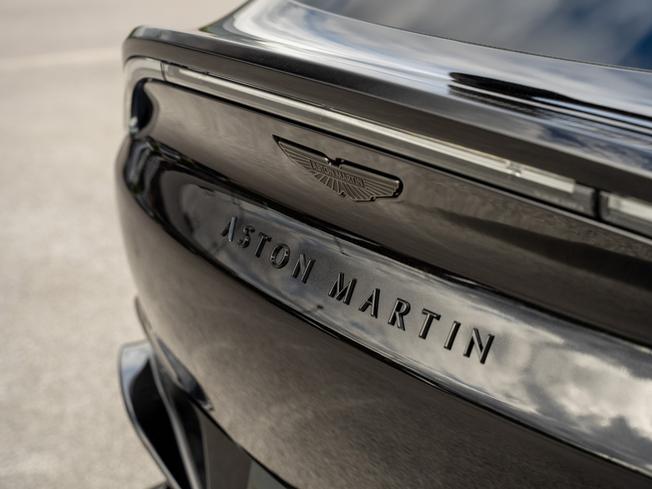 ASTON MARTIN Dbx Photo 8
