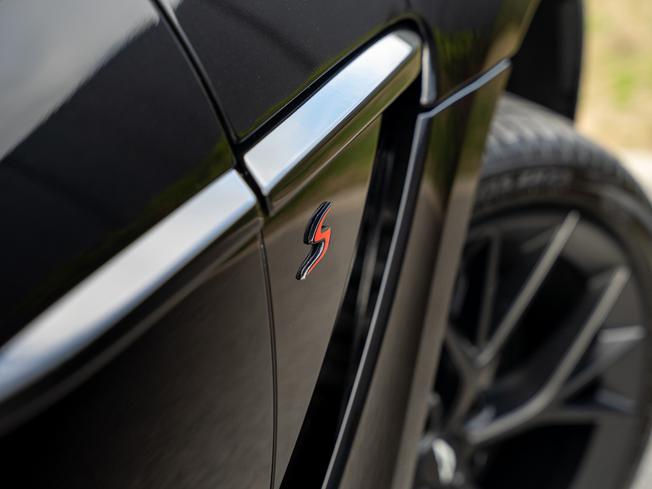 ASTON MARTIN Dbx Photo 9