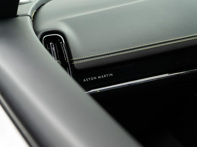 ASTON MARTIN Dbx Photo 31