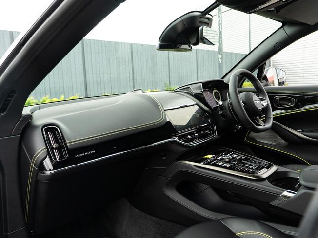 ASTON MARTIN Dbx Photo 32