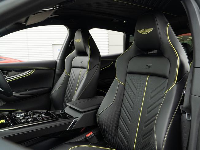 ASTON MARTIN Dbx Photo 33