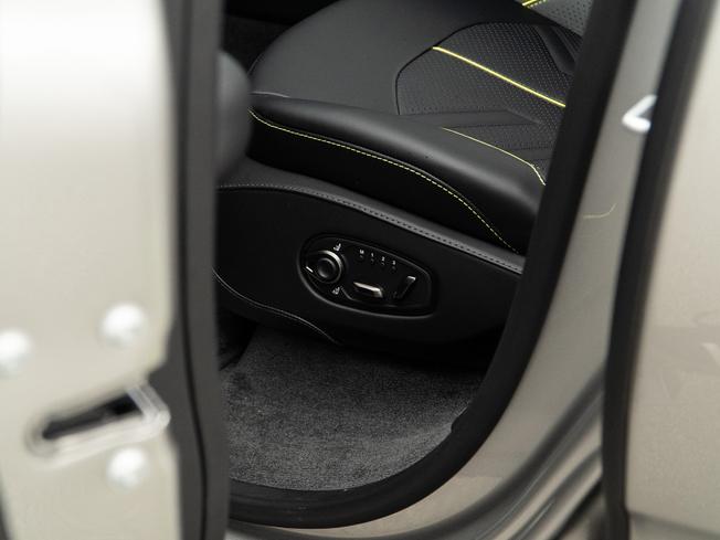 ASTON MARTIN Dbx Photo 34