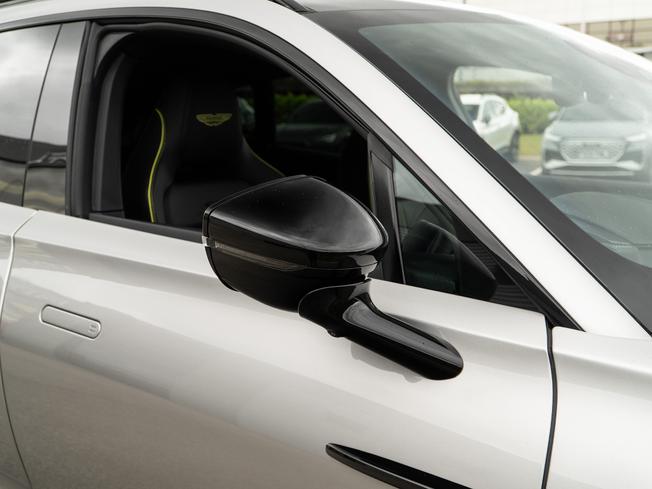 ASTON MARTIN Dbx Photo 35