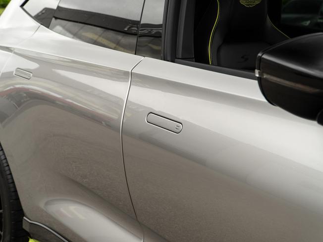 ASTON MARTIN Dbx Photo 36