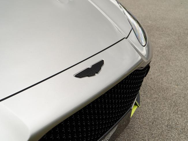 ASTON MARTIN Dbx Photo 37