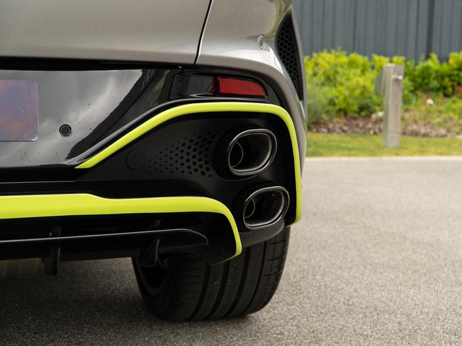 ASTON MARTIN Dbx Photo 41