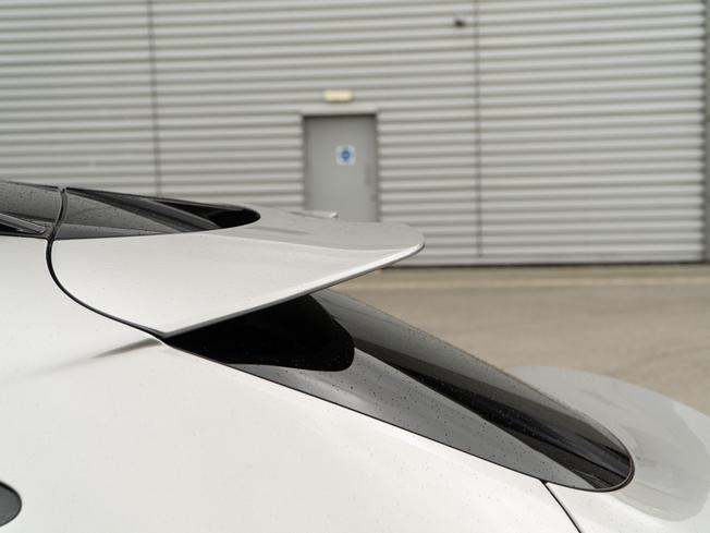 ASTON MARTIN Dbx Photo 42