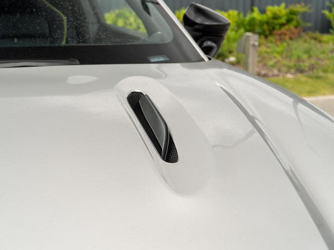ASTON MARTIN Dbx Photo 46