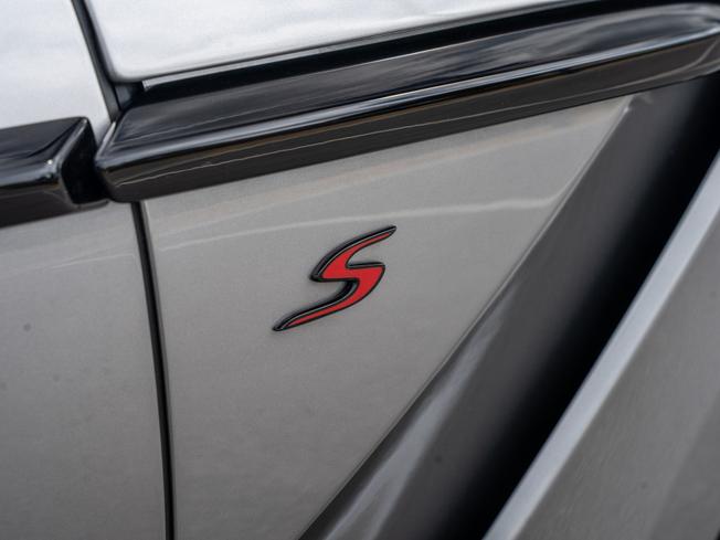 ASTON MARTIN Dbx Photo 48