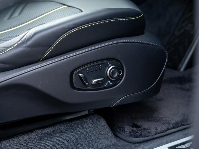 ASTON MARTIN Dbx Photo 50